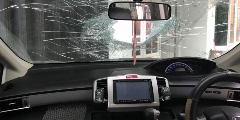 Kaca mobil yang pecah akibat lemparan batu di ruas Tol Jakarta-Merak, Rabu (27/6/2018). (Dokumen Polres Serang) 