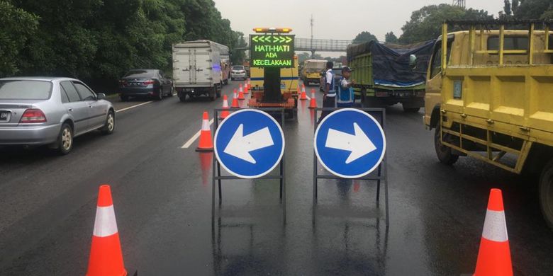 Bak truk Hino tersangkut di JPO Tol Jakarta-Tangerang
