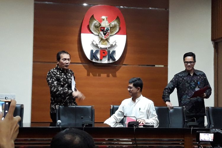 Wakil Ketua KPK Laode M Syarif dan Saut Situmorang dalam jumpa pers di Gedung KPK Jakarta, Jumat (16/3/2018).