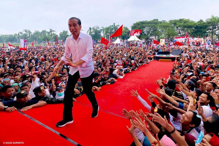 Calon Presiden nomor 01 Joko Widodo di lapangan bola Dukuh Salam, Kecamatan Slawi, Kabupaten Tegal, Jawa Tengah, Kamis (4/4/2019).