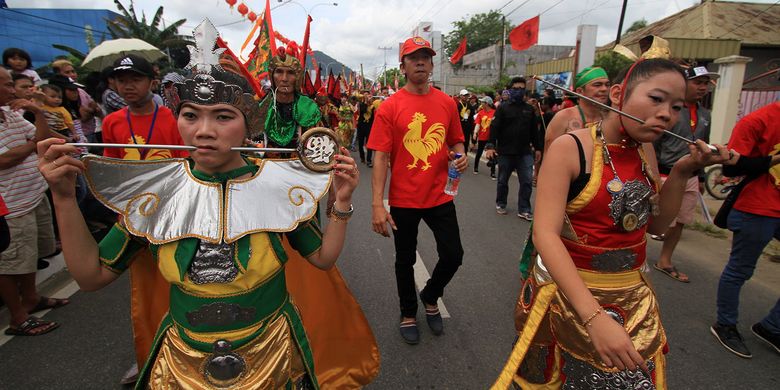 Rangkaian atraksi tatung dalam puncak perayaan Cap Go Meh di Kota Singkawang, Kalimantan Barat, Jumat (10/2/2017). Sebanyak 567 tatung turut berpartisipasi dalam perayaan budaya terbesar masyarakat Tionghoa di Kota Singkawang.