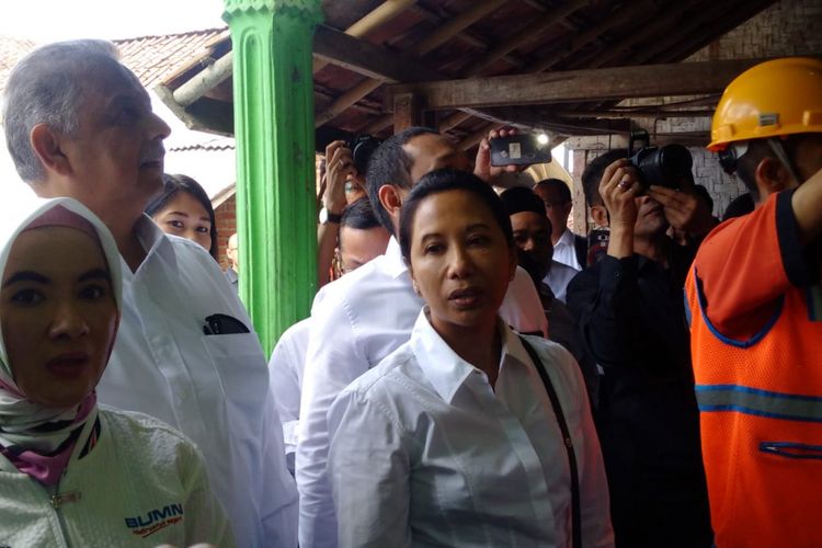 Menteri BUMN Rini Soemarno bersama Dirut Pertamina dan Dirut PLN mengunjungi pemasangan listrik di Desa Cikupa, Kecamatan Karangnunggal, Kabupaten Tasikmalaya, Kamis (12/7/2018).