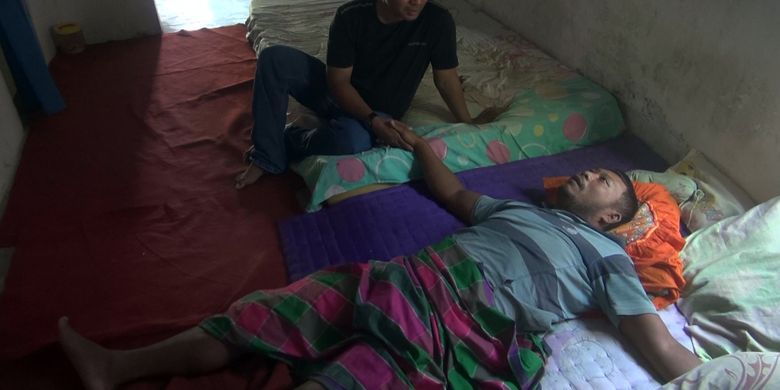 Riadin saat dikunjungi Sekretaris Desa Genukwatu Kecamatan Ngoro Kabupaten Jombang Jawa Timur, Sabtu (27/4/2019). Pada Pemilu 2019, anggota Linmas ini bertugas jaga di TPS 17 Desa Genukwatu. Saat bertugas, dirinya terjatuh dan didiganosa mengalami stroke.