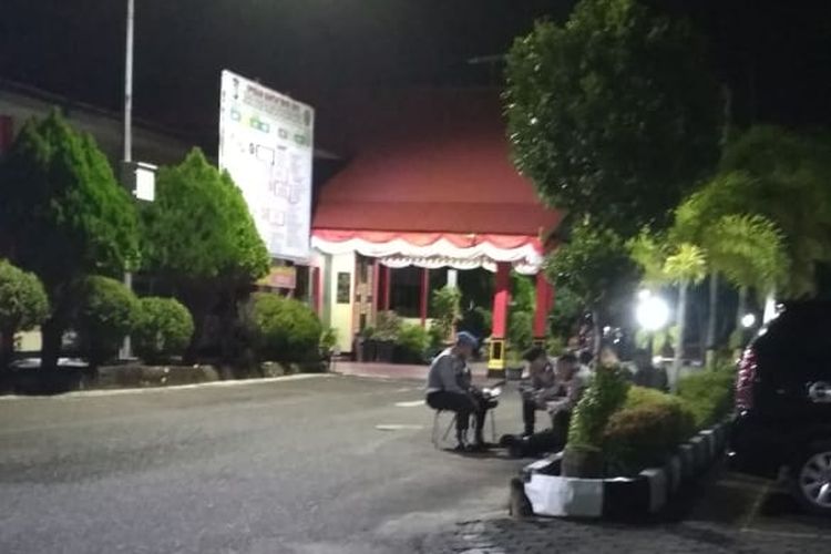 Suasana Mapolresta Tanjungpinang setelah kabar OTT KPK terhadap kepala daerah di Kepulauan Riau, Rabu (10/7/2019) malam