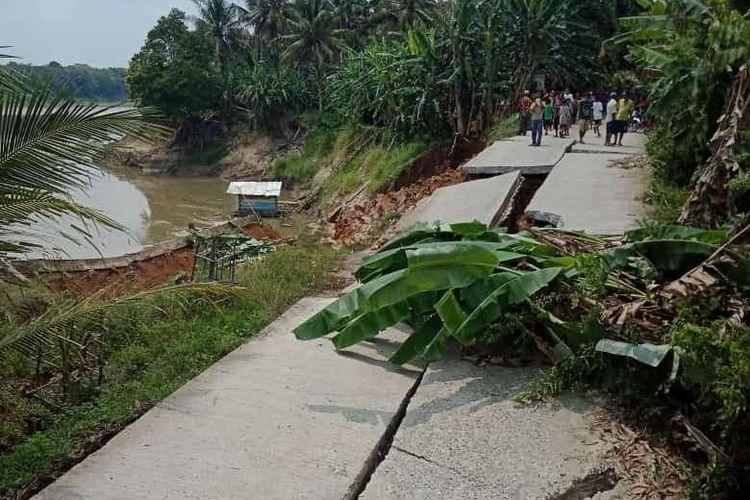 Enam jalan di Kabupaten Muara Enim, Sumatera Selatan mengalami rusak parah akibat diterjang longsor dan angin kencang hingga menyebabkan tak bisa dilalui oleh kendaraan baik roda dua maupun roda empat.