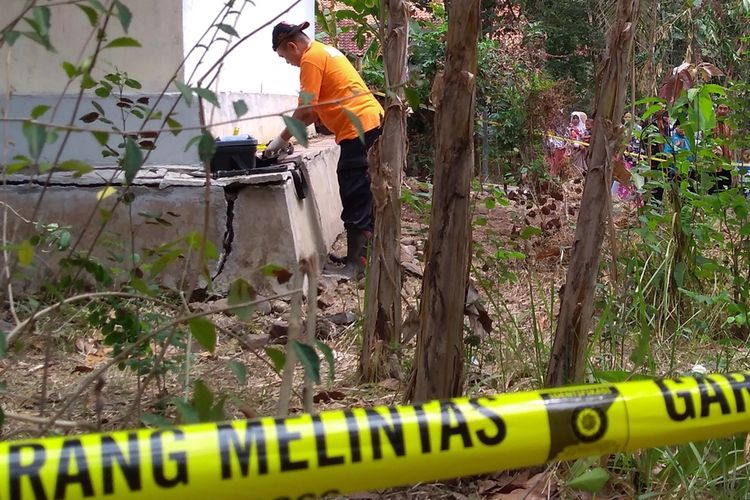 Polisi melakukan olah TKP di lokasi penemuan empat kerangka manusia di kebun warga Grumbul Karanggandul, Desa Pasinggangan, Kecamatan/Kabupaten Banyumas, Jawa Tengah, Senin (26/8/2019).