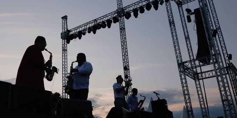 Saxx in the City tampil di Prambanan Jazz Festival 2017 di kompleks Candi Prambanan, Yogyakarta, Sabtu (19/8/2017). Prambanan Jazz Festival berlangsung selama tiga hari dari 18 sampai 20 Agustus 2017 di Candi Prambanan, Yogyakarta.