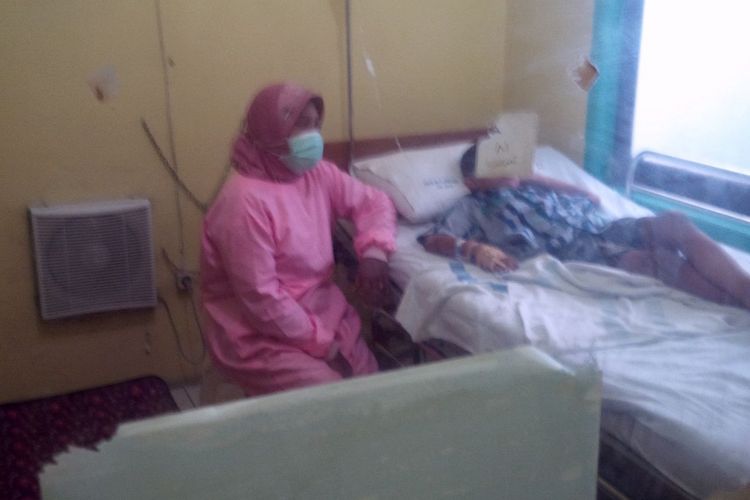 AN, siswa SD ini terbaring lemah di salah satu rumah sakit. AN dinyatakan positif difteri dan mendapat perawatan intensif. 