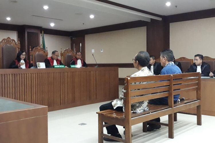 Dua hakim PN Jaksel Iswahyu Widodo dan Irwan duduk di kursi terdakwa di Pengadilan Tipikor Jakarta, Senin (22/4/2019).