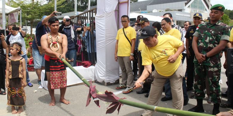 Kepala Dinas Pariwisata Kabupaten Sanggau, Fransiskus Meron (memakai topi) saat membuka acara cross border di Pos Lintas Batas Negara (PLBN) Entikong yang ada di Kabupaten Sanggau.