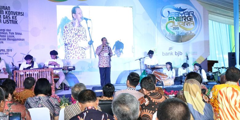 Sekretaris Daerah Jawa Barat Iwa Karniwa saat meluncurkan Program Konversi Kompor Gas ke Kompor Listrik di Jawa Barat pada Gebyar Energi Juara Tahun 2019, di Area Parkir Barat, Gedung Sate, Jalan Diponegoro, Kota Bandung, Selasa (9/4/19) lalu.