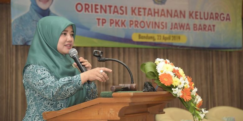 Wakil Ketua Tim Penggerak PKK Provinsi Jawa Barat Lina Marlina Ruzhanul Ulum saat memberikan arahan di Orientasi Ketahanan Keluarga TP PKK Provinsi Jawa Barat, di aula Gedung PKK Jalan Soekarno Hatta, Kota Bandung, Selasa (23/4/2019).