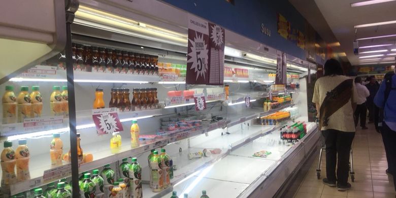 Barang dagangan di Giant Mampang Prapatan, Jakarta Selatan mulai habis, Senin (24/6/2019).