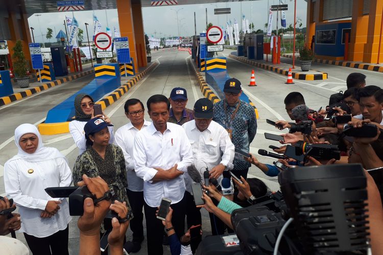 Gubernur Jatim Khofifah (paling kiri) menyebut Tol Paspro berdampak terhadap pertumbuhan ekononi di Jatim, Rabu (10/4/2019).