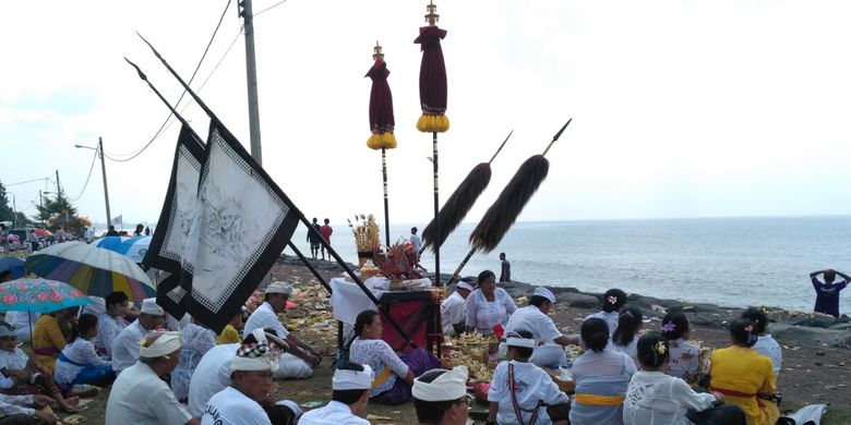 Warga Bali menjalani ritual Melasti di Pantai Padanggalak 
