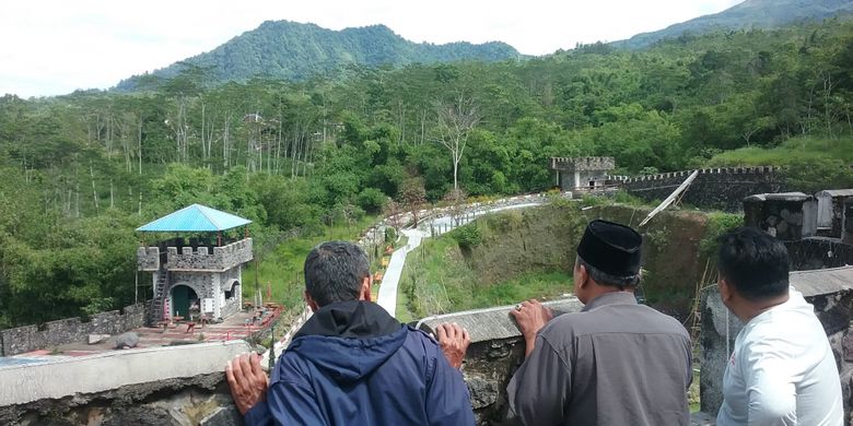 The Lost World Castel di Kepuharjo, Cangkringan, Kabupaten Sleman, DI Yogyakarta. Tempat wisata ini menjual keindahan alam di lereng Gunung Merapi dipadu dengan fasilitas untuk foto selfie.