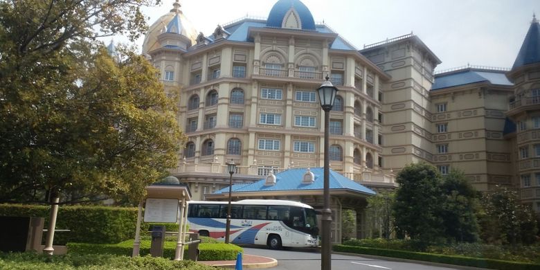 Tokyo Disneyland Hotel merupakan salah satu fasilitas pennginapan yang tersedia di dekat area Tokyo Disneyland.