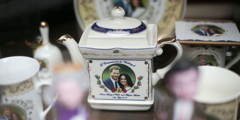 Benda-benda untuk menandai pernikahan Pangeran Harry dan Meghan Markle, sudah banyak dijual di toko-toko di London, 16 Mei 2018. / AFP PHOTO / Daniel LEAL-OLIVAS