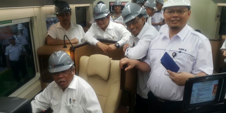 COBA--Menteri PUPR, Basuki Hadimuljono mencoba kereta sleeper pesanan PT KAI yang dibuat PT INKA, Madiun, Jawa Timur, Selasa ( 29/5/2018) sore. 