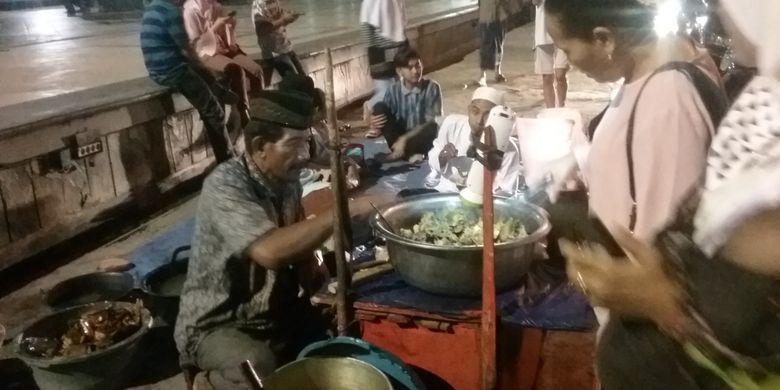 Mustofa, penjual Lontong Tuyuhan di alun-alun Rembang, Jawa Tengah, Minggu (17/6/2018).