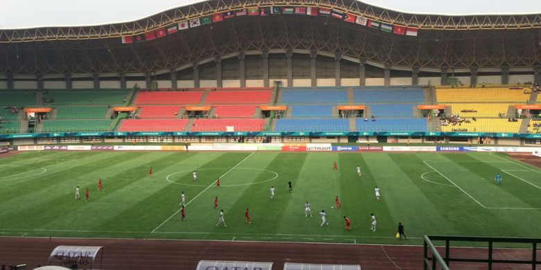 Suasana pertandingan antara Timnas Laos melawan Timnas Hong Kong pada pertandingan pertama babak penyisihan Grup A Asian Games 2018 di Stadion Patriot Chandrabhaga, Jumat (10/8/2018).