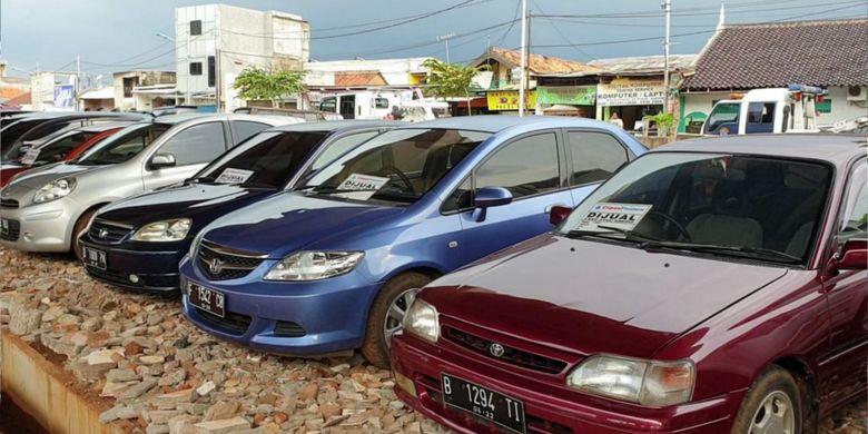 Kolong tol Becakayu dijadikan tempat berjualan mobil bekas, Jakarta Timur, Senin (11/2/2019)