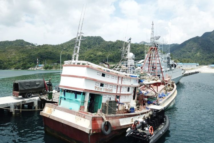 Kapal Republik Indonesia (KRI) WIR ? 379 kembali menangkap satu unit Kapal Ikan Asing (KIA) asal Vietnam BV 98299 TS saat melakukan pencurian ikan di laut utara Natuna, Kepulauan Riau (Kepri).