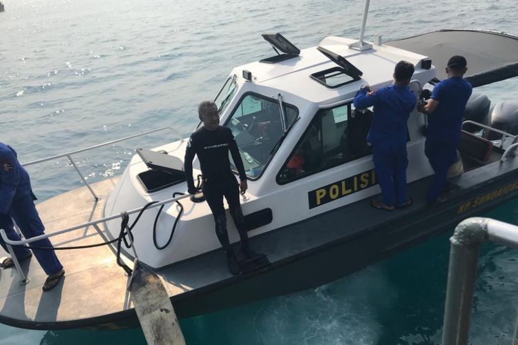 Penyelam dari Polisi Air Mabes Polri lakukan penyelaman untuk mencari pesawat Lion Air JT 610, di perairan Karawang, Jawa Barat, Rabu (31/10/2018). Kompas.com