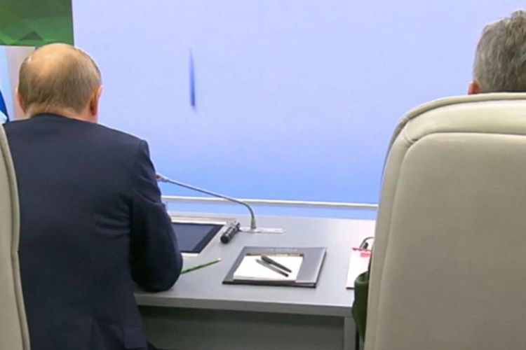 Presiden Rusia Vladimir Putin melihat uji coba terakhir rudal balistik hipersonik Avangard diluncurkan pada Rabu (26/12/2018). Avangard diklaim merupakan rudal hipersonik yang bisa melaju lebih dari 27 kali kecepatan suara.