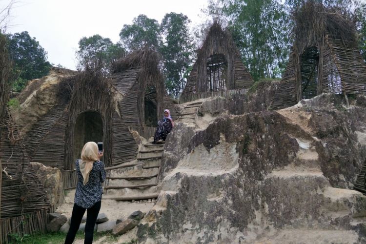 Pengunjung berfoto di salah satu spot menarik kawasan Tebing Koja atau kerap disebut Kandang Gozila yang terletak di Cireundeu, Solear, Kabupaten Tangerang, Banten.