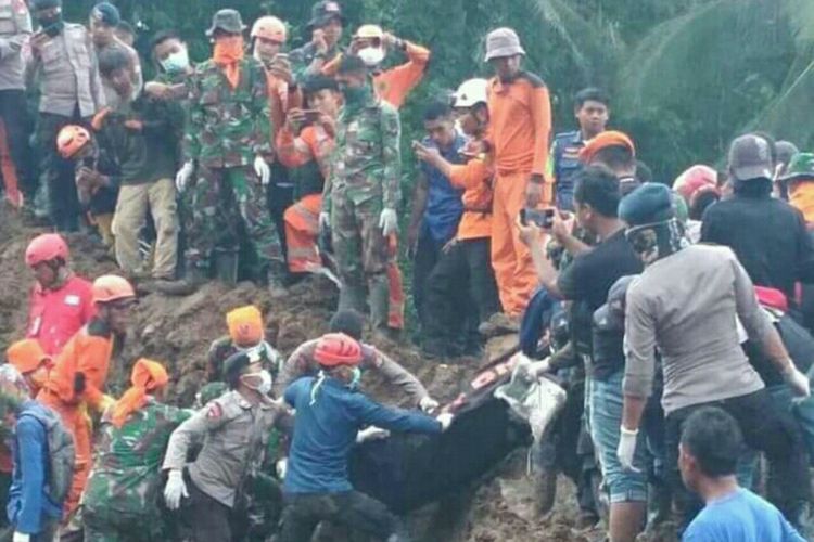 Tim SAR gabungan tengah mengevakuasi jenazah dari timbunan longsor di Dusun Pattiro, Desa Pattallikang, Kecamatan Manuju, Kabupaten Gowa Sulawesi Selatan. Rabu, (30/1/2019).