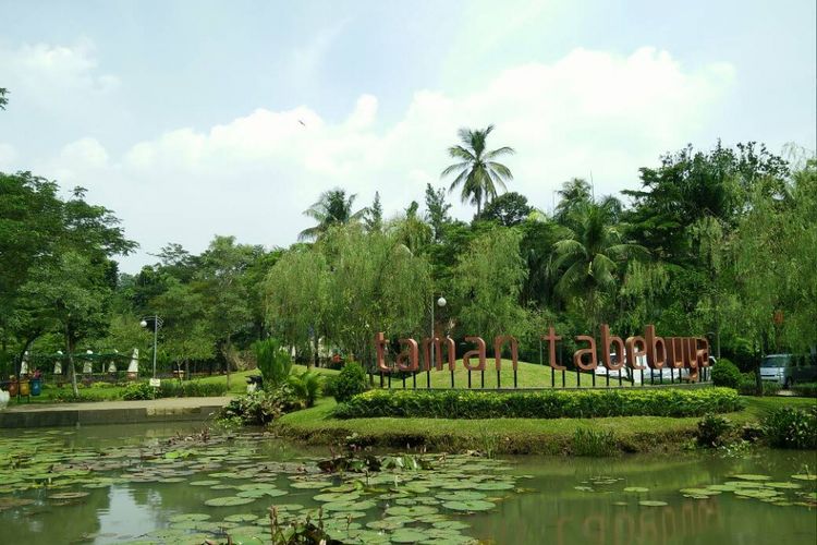 Taman Tabebuya di Jagakarsa menjadi salah satu taman favorit yang dikunjungi oleh warga Jakarta. 