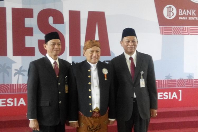 Gubernur Bank Indonesia (BI) Agus DW Martowardojo (tengah) mengenakan busana beskap Jawa saat akan mengikuti upacara Hari Kemerdekaan RI ke-72 di Istana Negara, Kamis (17/8/2017).