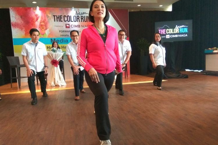 Dian Nitami saat memperagakan yoga di Konferensi pers The Color Run 5K CIMB NIAGA.