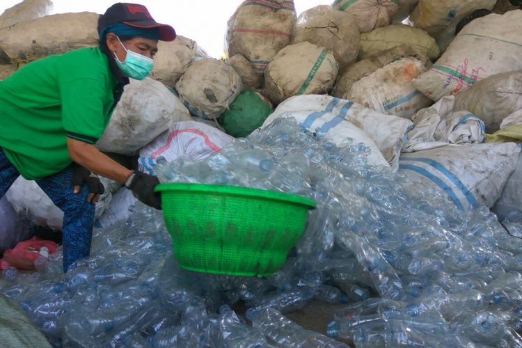 Pengolahan botol plastik bekas yakni Bali PET Recycling di Jalan Tirta Lepang, Kesiman Kertalangu, Denpasar Tmur, Kota Denpasar, Bali