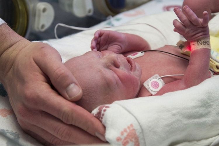 Bayi pertama yang lahir dari hasil transplantasi rahim di Amerika Serikat.