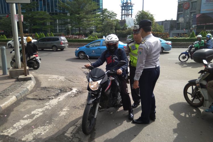 Petugas Dishub dan Kepolisian sosialisasikan rekayasa lalu lintas satu arah di kawasan Stasiun Sudirman, Jumat (22/12/2017)