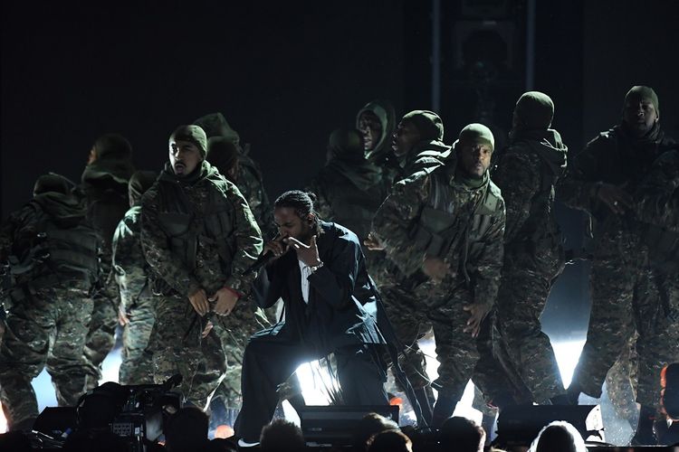 Kendrick Lamar tampil di panggung Grammy Awards 2018 di Madison Square Garden, New York City, MInggu (28/1/2018).