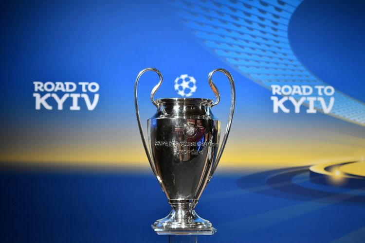 Piala Liga Champions UEFA dipajang dalam acara undian semifinal Liga Champions 2017/2018 di kantor UEFA di Nyon.