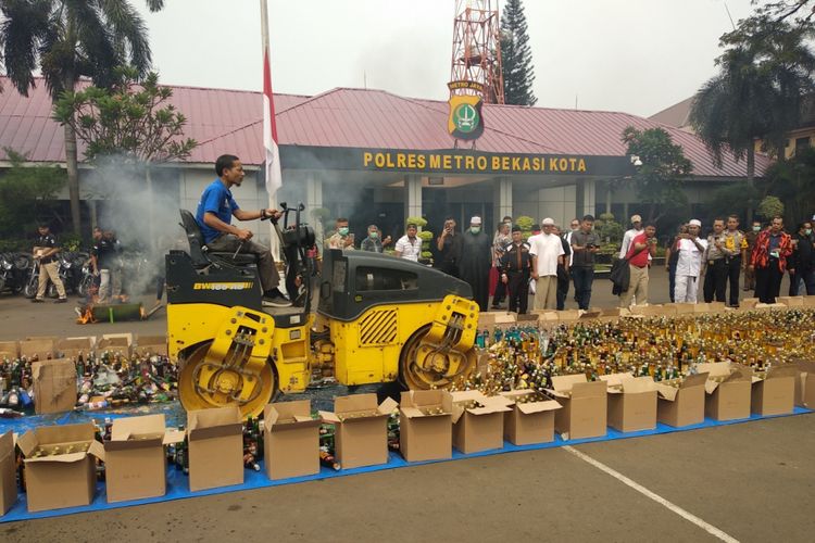 Jajaran Polres Metro Bekasi Kota hancurkan barang bukti miras, oplosan dan narkoba, Rabu (16/5/2018)