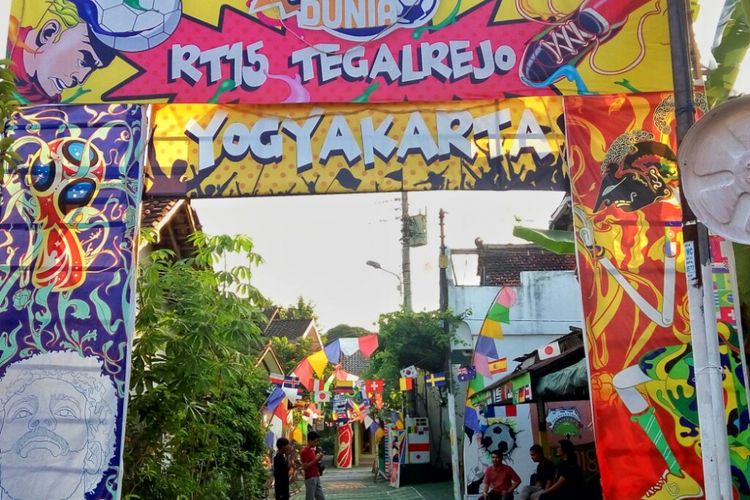 Gapura kampung piala dunia di    RT 15/ RW 05 Kampung Tegalrejo, Kelurahan Tegalrejo, Kota Yogyakarta yang unik   dengan karakter wayang mengenakan baju bendera peserta piala dunia 