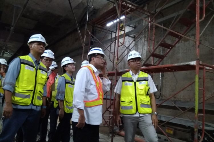 Menteri Perhubungan Budi Karya Sumadi saat meninjau Proyek Mass Rapid Transit (MRT) di wilayah Senayan, Jakarta, Minggu (1/7/2018).