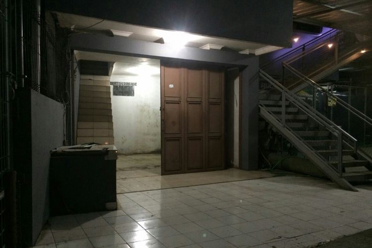 Tampak sebuah rumah yang diduga milik terduga teroris di kawasan Moh Toha, Kota Bandung. Rumah ini terlihat kosong setelah sebelumnya Densus 88 melakukan penggeledahan rumah tersebut. 