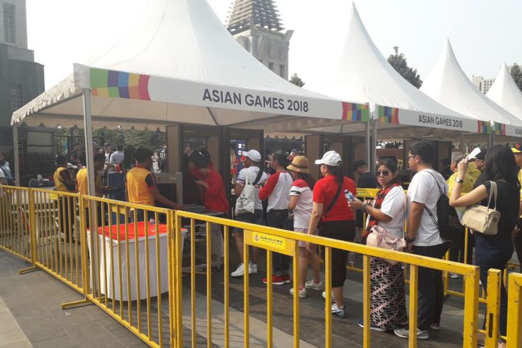 Penonton upacara pembukaan Asian Games 2018 mulai memasuki area Gelora Bung Karno pada Sabtu (18/8/2018) sore.