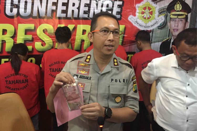 Polisi menangkap para pelaku penganiayaan seorang pemuda bernama Ali Achmat Fiarmansyah alias Iyan (20) yang terjadi di Lapangan Banteng, Jakarta Pusat, Sabtu (18/8/2018). Para pelaku merupakan petugas pengamanan dalam Lapangan Banteng dan event organizer acara Flona 2018, Selasa (21/8/2018). 