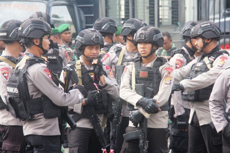 BKO Brimob Nusa Tenggara Barat (NTB) usai mengikuti apel siaga jelang MK putuskan hasil sengketa Pilkada Mimika, Seni (17/9/2018)