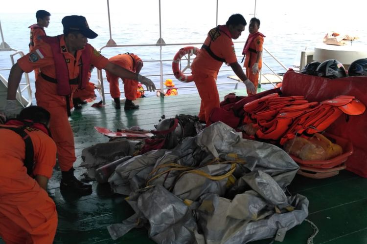 Tim Basarnas terus melakukan pencarian dan evakuasi korban Pesawat Lion Air JT-160 rute Jakarta-Pangkal Pinang yang jatuh di perairan Tanjung Karawang, Jawa Barat, Senin (29/10/2018) pagi. Sejumlah benda yang ditemukan di perairan Teluk Karawang antara lain puing-puing badan kapal, potongan tubuh korban hinga unit ponsel. 