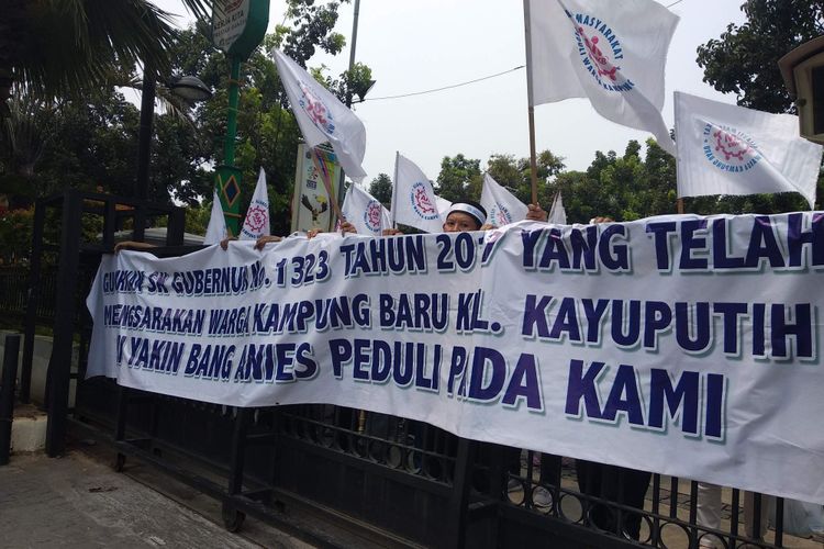 Unjuk rasa warga RW 07 Kampung Baru, Kayu Putih, Pulo Gadung, Jakarta Timur di depan Balai Kota DKI Jakarta, Rabu (21/11/2018).