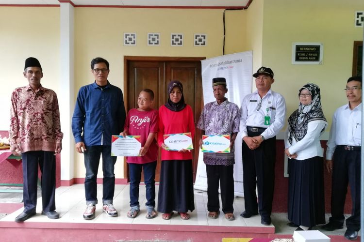 Pemimpin redaksi Kompas.com Wisnu Nugroho, Camat Kokap Warsidi, Sekretaris Desa Hargorejo Nuraeni, dan Kepala Dusun Anjir Saifudin mengantar Hernowo dan keluarganya memasuki rumah barunya di Dusun Anjir.