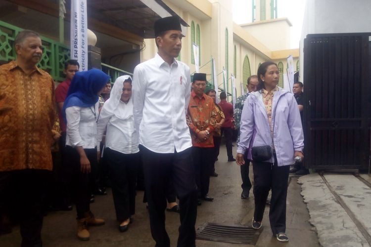 Presiden Joko Widodo (Jokowi) melakukan serangkaian kegiatan dalam kunjungannya ke Kota Bekasi, Jawa Barat, Jumat (25/1/2019).